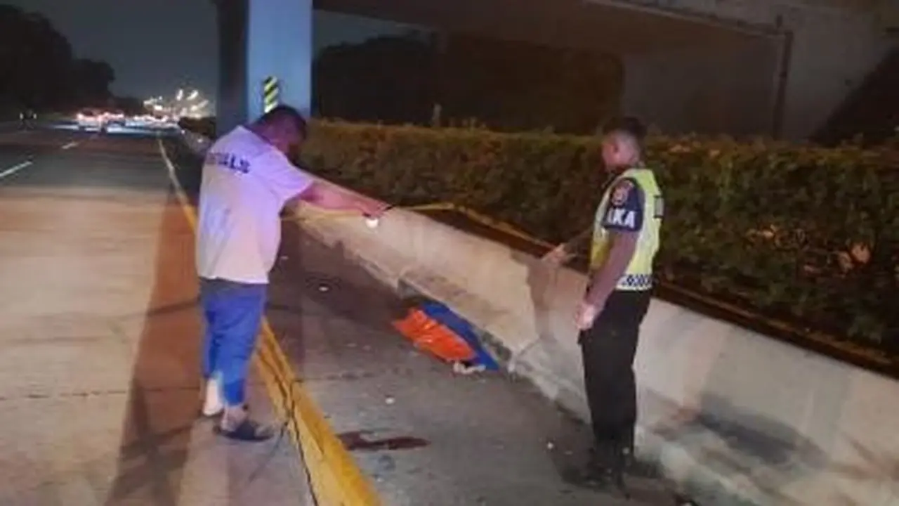 Satlantas Polres Metro Depok saat melakukan olah TKP terhadap anak yang tertabrak di jalan Tol Cijago, Cimanggis, Depok.