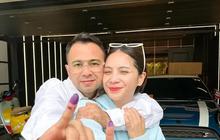 6 Potret Raffi Ahmad dan Nagita Slavina Nyoblos ke TPS Naik Motor Vespa Berdua, Tak Lupa Pamer Jari Ungu