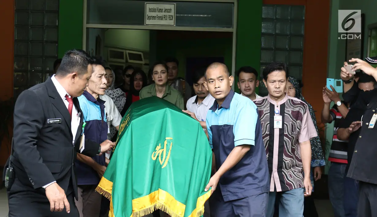 Suasana saat jenazah Julia Perez  dibawa ke mobil jenazah di RSCM, Jakarta, Sabtu (10/6). Artis yang kerap disapa Jupe itu menghembuskan napas terakhir di Rumah Sakit Cipto Mangunkusumo (RSCM), pada Sabtu 10 Juni 2017. (Liputan6.com/Herman Zakharia)