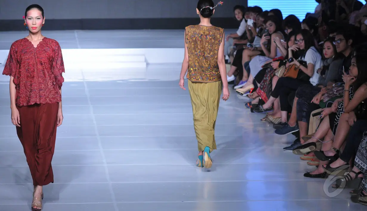 Seorang model memperagakan karya Oscar Lawalata pada Jakarta Fashion and Food Festival 2015, Jakarta, Senin (25/5/2015).  Koleksi terbaru dari Oscar terdiri dari 40 karya dengan tema "MY NAME IS ASIA". (Liputan6.com/Herman Zakharia)