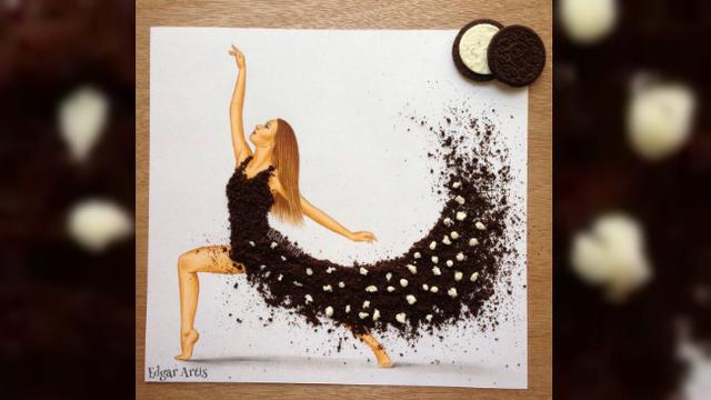 Seorang perancang busana memberi sentuhan kreatif dengan menambahkan makanan-makanan tertentu pada sketsa baju yang dibuatnya.