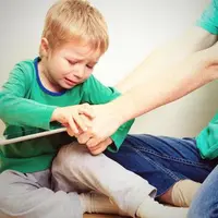 Ilustrasi anak bermain gadget. (Shutterstock)