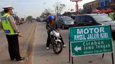 Polres Karawang melakukan pengalihan arus lalu lintas mulai dari pertigaan jembatan Lamaran, (26/7/2014). (Liputan6.com/Miftahul Hayat)