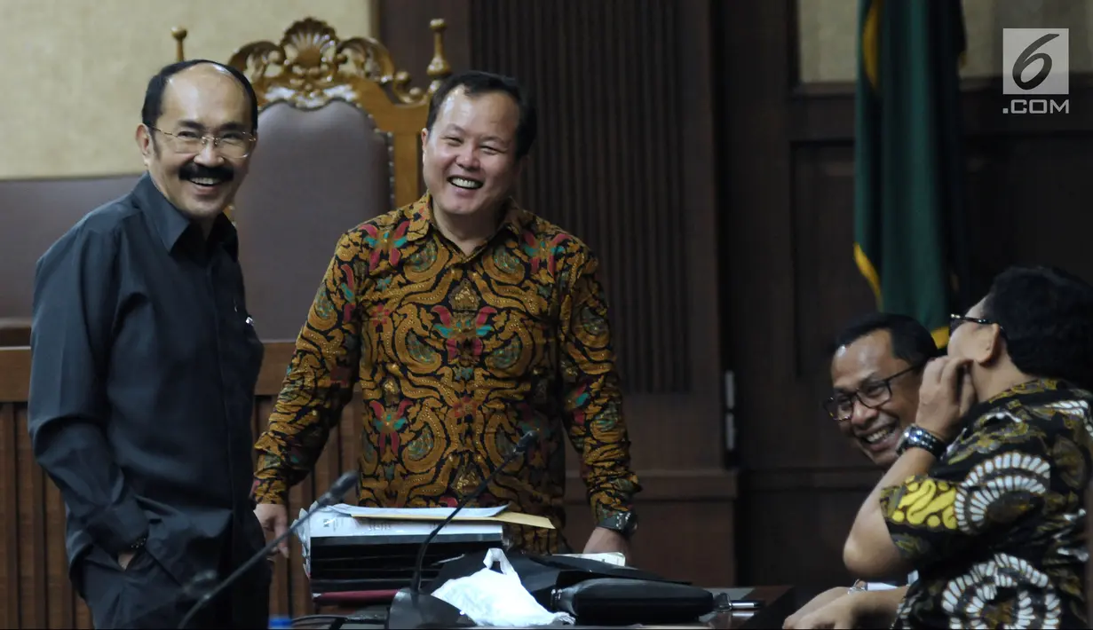 Terdakwa perkara merintangi penyidikan KPK pada kasus korupsi e-KTP, Fredrich Yunadi (kiri) bersama penasehat huklumnya jelang mengikuti sidang lanjutan di Pengadilan Tipikor, Jakarta, Selasa (8/5). (Liputan6.com/Helmi Fithriansyah)