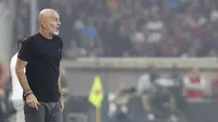 Ekspresi pelatih AC Milan, Stefano Pioli, saat melawan Genoa pada pekan ke-8 Serie A 2023/2024 di Stadion Luigi Ferraris, Minggu (8/10/2023). George Puscas yang mampu menembus pertahanan Milan mempunyai ruang untuk melepas tendangan. Namun Giroud dengan cekatan maju ke depan dan berhasil menangkap bola. (Tano Pecoraro/LaPresse via AP)