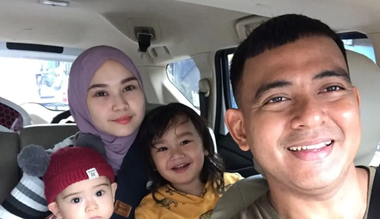 "Assalamualaikum, ketawanya bener2 mirip bapake ni bocah ...gemeessss," tulis andin.adam.karsa. "Si kk... Agak kalem,, beda ama adek lawak bgt," tulismomo12362. [Instagram/zaky_zimah]