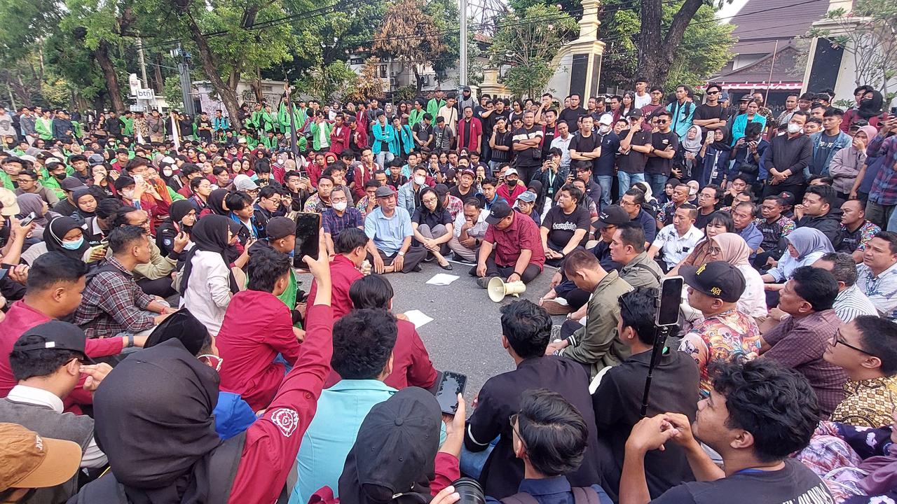 Ratusan Mahasiswa Duduk Bersama Pimpinan DPRD Solo, Sampaikan Tuntutan