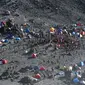 Ribuan pendaki melakukan upacara peringatan HUT RI ke-69 di Base Pasar Bubrah, Gunung Merapi, Jawa Tengah, (17/8/2014). (Liputan6.com/Helmi Fithriansyah)