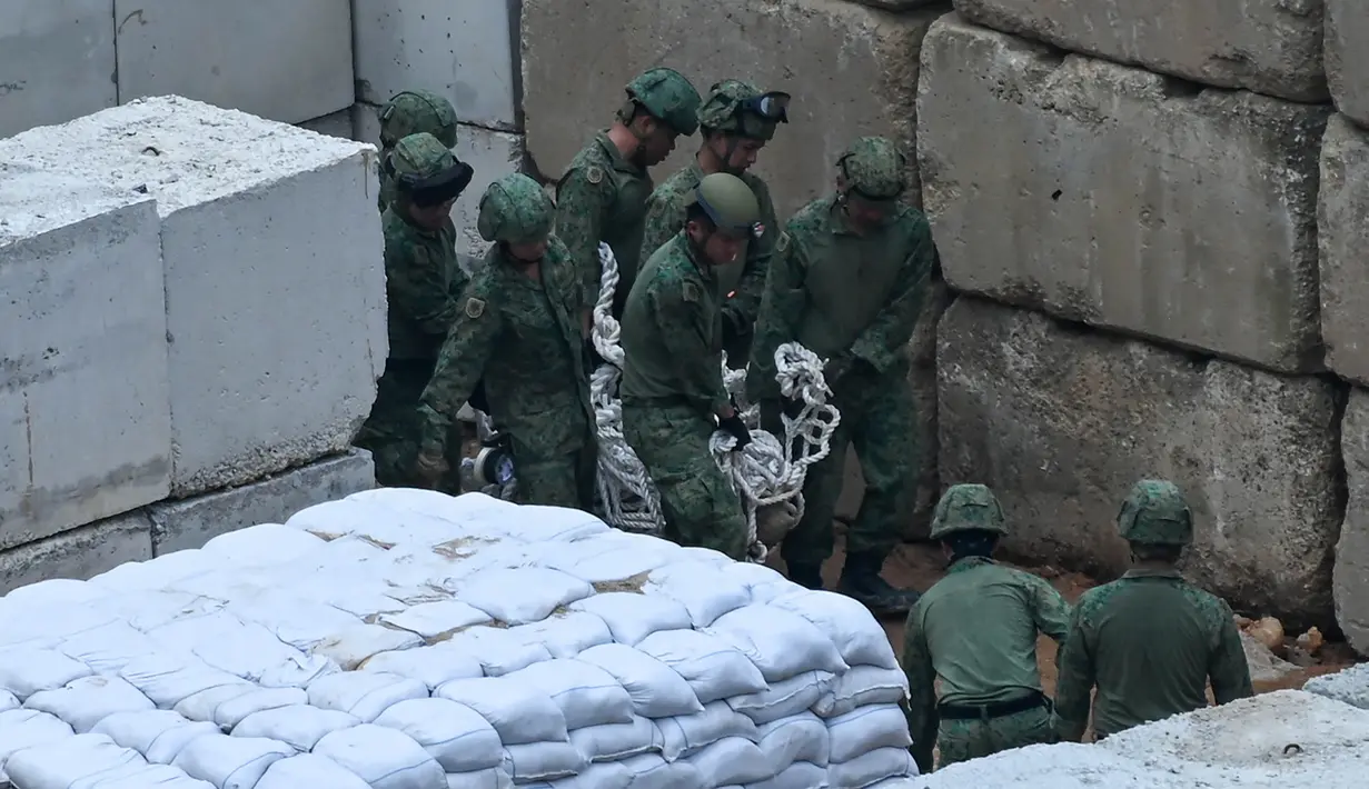 Bom udara sisa masa Perang Dunia II ditemukan pada Rabu (20/9/2023) di sebuah lokasi pembangunan kondominium. (Roslan RAHMAN/AFP)