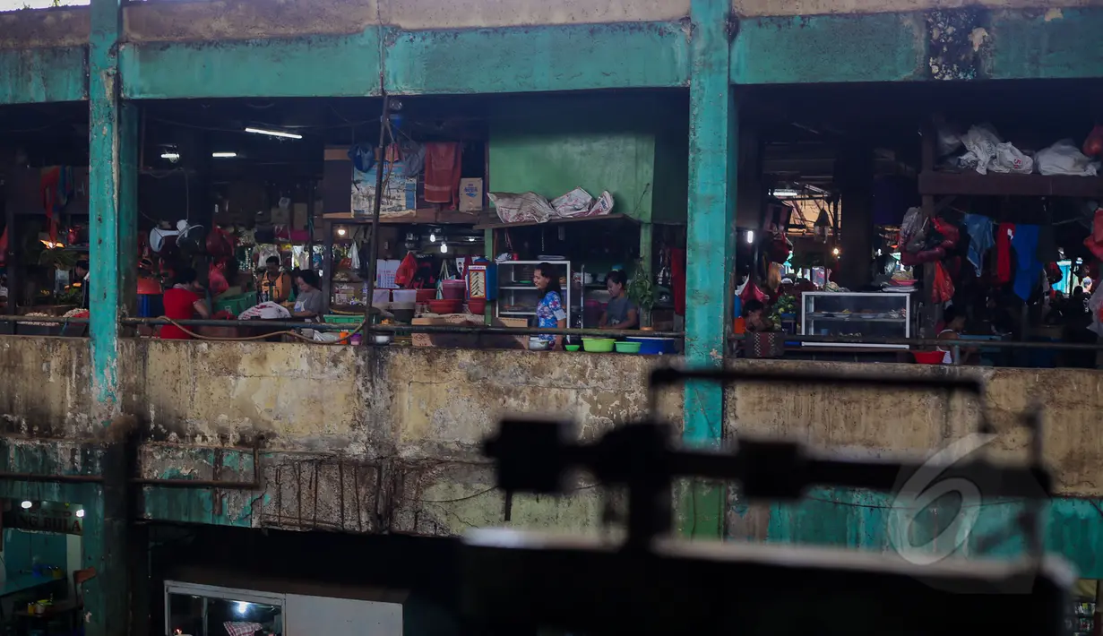 Suasana Pasar Inpres Blok VI, Pasar Senen, Jakarta, Rabu (14/4/2015). Kementerian Perdagangan akan merevitalisasi pasar tradisional, tidak sekadar perbaikan fisik tetapi juga dari sisi ekonomi, sosial budaya, dan manajemen. (Liputan6.com/Faizal Fanani)