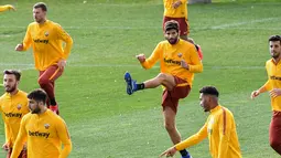 Bek AS Roma, Federico Fazio (tengah) melakukan pemanasan saat mengikuti sesi latihan di Trigoria, selatan Roma (11/2). AS Roma akan bertanding melawan Porto pada babak 16 besar Liga Champions di stadion Olimpico. (AFP Photo/Andreas Solaro)