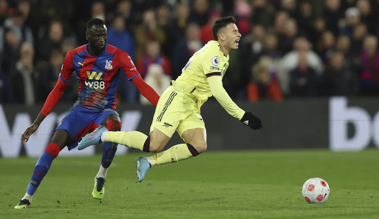 Penyerang Arsenal, Gabriel Martinelli saat dilanggar pemain Crystal Palace, Cheikhou Kouyate pada pertandingan Liga Inggris di stadion Selhurst Park di London, Inggris, Selasa (5/4/2022). Kemenangan Crystal Palace mengantarnya menempati posisi kesembilan dengan raihan 47 poin. (AP Photo/Ian Walton)