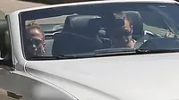 Jennifer Lopez menunduk di kursi penumpang BMW Z4 milik Casper agar tidak dikenali oleh awak media.