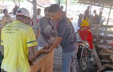 Polres Asmat Tingkatkan Penerangan Warga Yepem dengan Bantuan Solar Sel