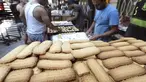 Kahk, permen yang mirip roti dijajakan di toko roti, Kairo, (27/7/14). (REUTERS/Mohamed Abd El Ghany)