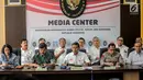 Menko Polhukam Wiranto (tengah) bersama Panglima TNI Marsekal Hadi Tjahjanto (kedua kiri) dan Kapolri Tito Karnavian (kedua kanan) memberi keterangan usai rapat koordinasi tertutup di Kantor Kemenko Polhukam, Jakarta, Selasa (24/9/2019). Ada tiga isu nasional yang dibahas dalam rapat tersebut. (Lipu