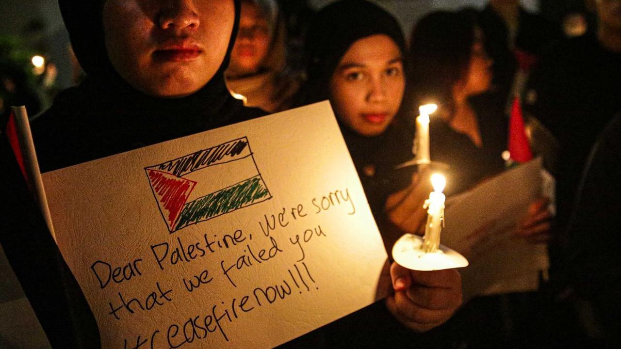 Aksi lilin dan doa bersama untuk korban serangan Israel di Jalur Gaza digelar di Kantor Kedutaan Besar Palestina, Jakarta, Kamis (2/11/2023). Aksi ini dilakukan sebagai bentuk solidaritas dan dukungan warga Palestina yang digempur habis-habisan oleh Israe