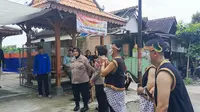 Berkostum Punokawan, Polres Sukoharjo Ajak Masyarakat Wujudkan Pemilu yang Aman dan Damai (Dewi Divianta/Liputan6.com)