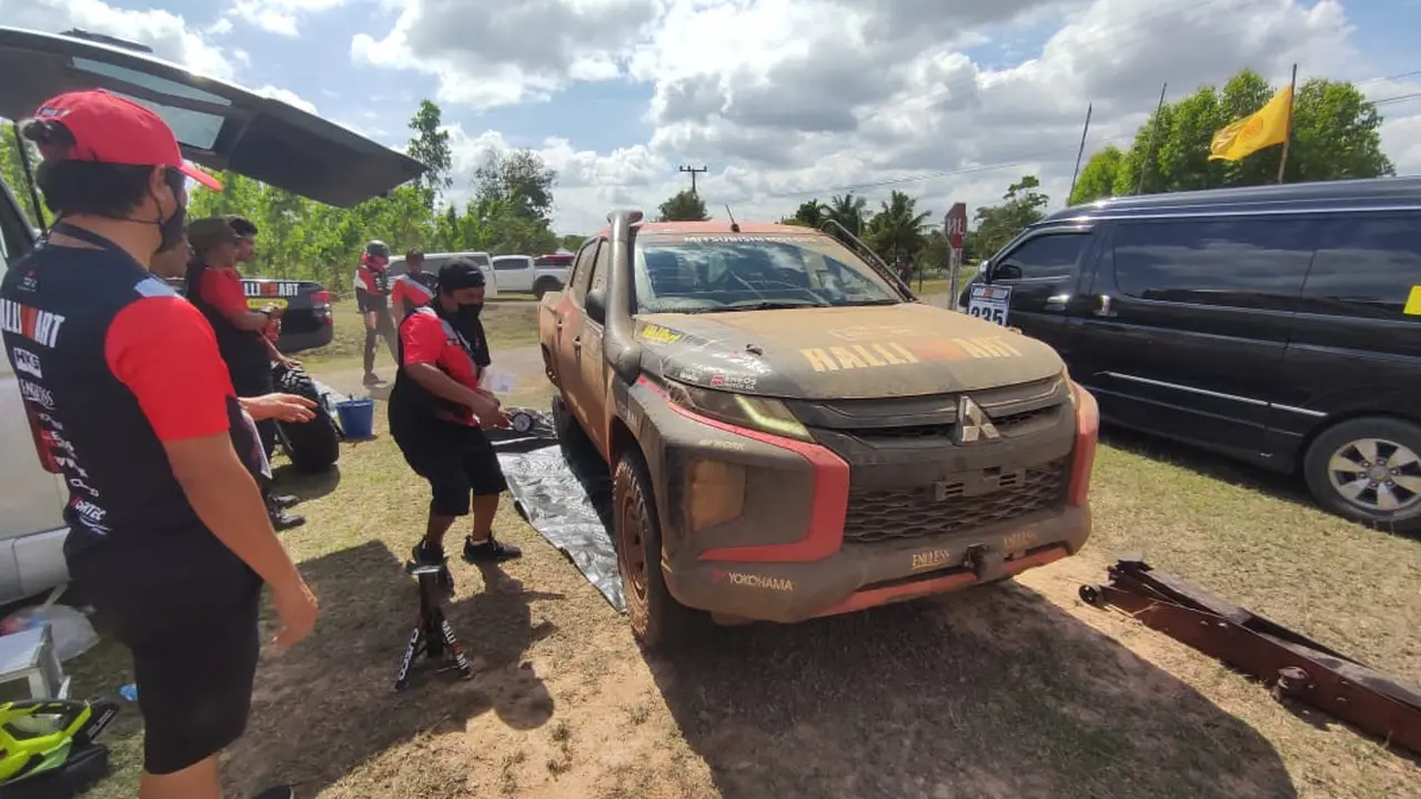 Rifat Sungkar Jalani Leg I AXCR 2022 Penuh Drama, dari Pecah Ban sampai Shockbreaker Copot