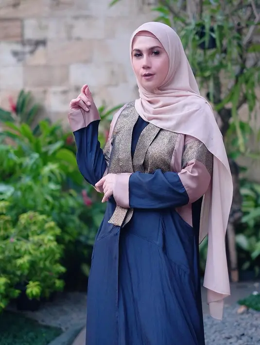 “Ketika hidup kita teratur , olah mindset +thinking , dan kini usiaku akan masuk 45 thn.. aku justru kuat olah raga 5 km," terang Marini Zumarnis. (Instagram/monaratuliu)