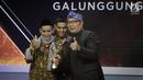 Wali Kota Bandung, Ridwan Kamil memberikan penghargaan kepada Abah Harun dalam Liputan 6 Award 2017 di SCTV Tower, Jakarta, Sabtu (20/5). Sebanyak enam orang terpilih meraih Liputan 6 Awards 2017. (Liputan6.com/Faizal Fanani)