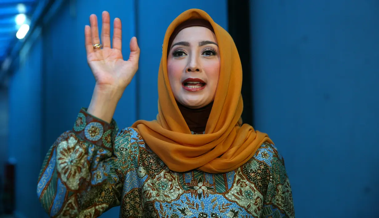 "Apa ya, saya paling malas ke salon. Jadi yang normal-normal saja lah," ujar Desy Ratnasari. (Nurwahyunan/Bintang.com)