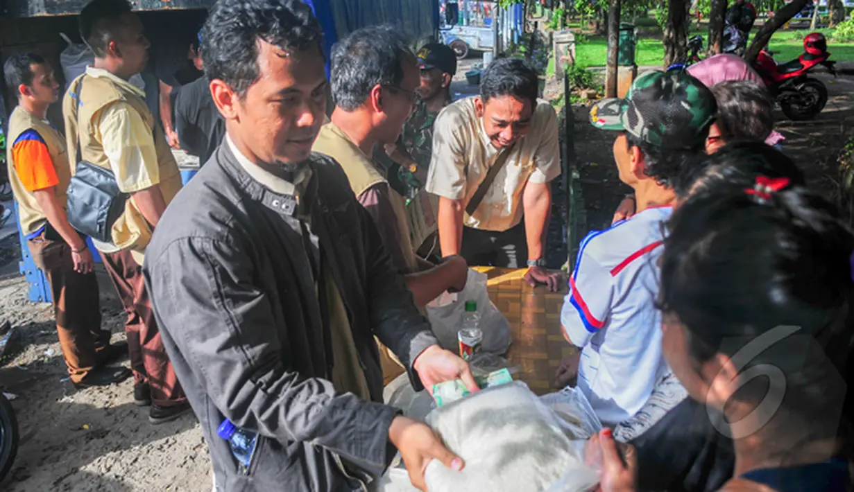 Petugas BULOG melayani warga yang membeli beras saat saat operasi pasar beras oleh BULOG di Lenteng Agung, Jakarta, Senin (2/3/2015). Operasi ini digelar sebagai upaya menurunkan harga beras yang terus naik.(Liputan6.com/Yoppy Renato)