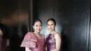 Kali ini, Jessica tampil berduaan dengan sang kakak, Angela Tanoesoedibjo. Mengenakan dress merah muda berkilauan, dengan detail lengan asimetris, Angela dengan gemas berpose memegang perut Jessica yang sudah terlihat membesar. [Foto: Instagram/jessicatanoe]