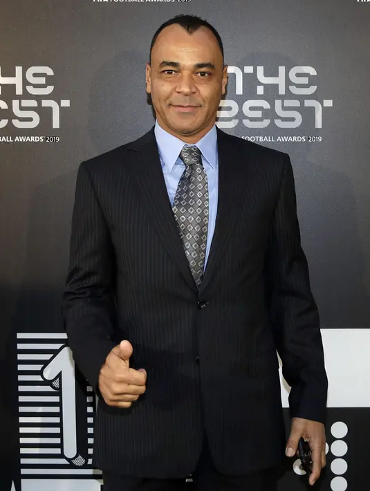 Mantan bek Brasil, Marcus Cafu berpose saat tiba menghadiri The Best FIFA Football Awards 2019 di Teatro alla Scala di Milan (23/9/2019). (AP Photo/Luca Bruno)