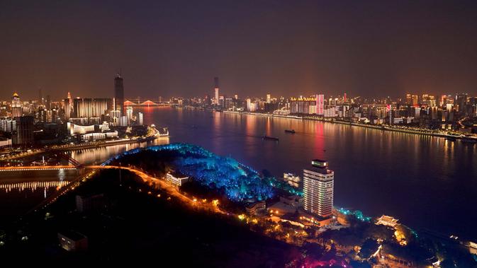 Pemandangan malam hari Kota Wuhan yang terletak di Provinsi Hubei, China tengah (13/4/2020). Pertunjukan cahaya bertema 