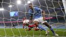 Penyerang Manchester City, Gabriel Jesus mengambil bola setelah mencetak gol ke gawang Liverpool pada pertandingan Liga Inggris pekan ke-8 di Etihad Stadium, Minggu (8/11/2020). City gagal mengalahkan Liverpool dan harus puas berbagi angka setelah bermain imbang 1-1. (Clive Brunskill/Pool via AP)