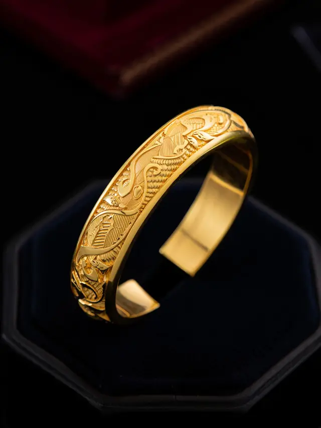 Model Gelang Emas 24 Karat 35 Gram dengan Gaya Tradisional