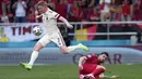 Gelandang timnas Belgia, Kevin De Bruyne melompati gelandang Denmark Pierre-Emile Hojbjerg pada laga Grup B Euro 2020 di Parken Stadium, Kamis (17/6/2021). Denmark harus mengakui keunggulan Belgia 1-2 dan terancam tersingkir cepat dari Piala Eropa 2020. (AP Photo/Martin Meissner, Pool)