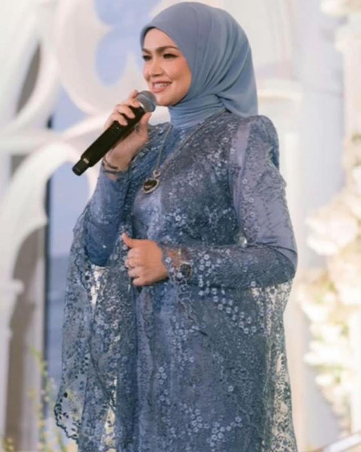 7 Potret Gaun Brokat Siti Nurhaliza di Pernikahan Anak Sambung, Detail Payet Memukau