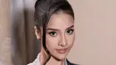 Penampilan Anya Geraldine ini pun menjadi inspirasi sempurna untuk gaya kondangan modern. Memadukan kebaya berpayet, kain batik, serta styling rambut sleek proves bahwa busana tradisional Indonesia bisa tampil sangat timeless sekaligus fashionable di berbagai kesempatan spesial. [@anyageraldine].