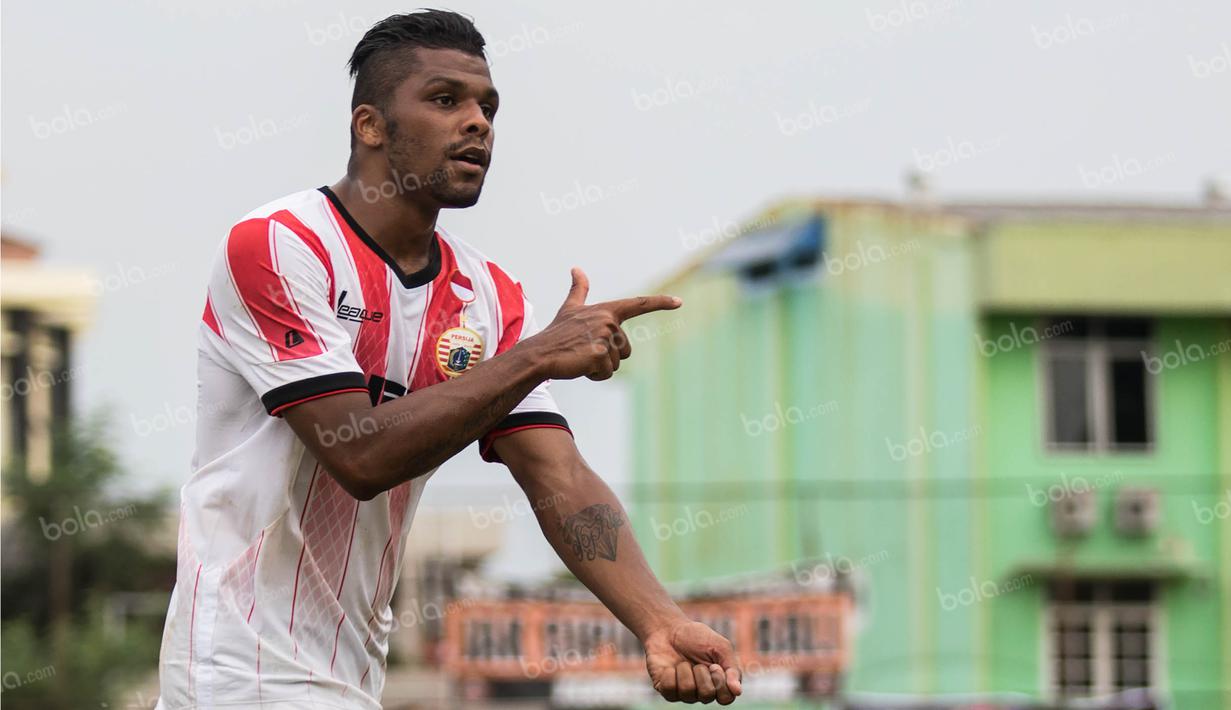 Striker Persija, Patrick da Silva, merayakan gol yang dicetaknya ke gawang Barito Putera pada laga ujicoba di Stadion Bea Cukai, Jakarta, Selasa (5/4/2016). Kedua tim bermain imbang 2-2. (Bola.com/Vitalis Yogi Trisna)