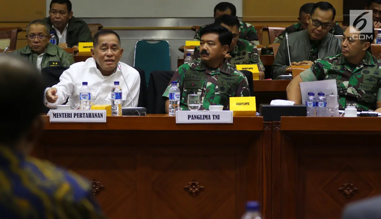 Menhan Ryamizard Ryacudu bersama Panglima TNI Marsekal TNI Hadi Tjahjanto rapat kerja dengan Komisi I DPR, Jakarta, Rabu (23/1). Rapat membahas evaluasi kinerja 2018, rencana kerja 2019 dan tindak lanjut hasil temuan BPK TA 2018. (Liputan6.com/JohanTallo)