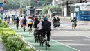 Sejumlah warga bersepeda di Bundaran HI, Jakarta, Minggu (2/1/2022). Meski hari bebas kendaraan bermotor atau car free day (CFD) ditiadakan, warga masih banyak yang beraktivitas di kawasan Sudirman-Thamrin. (Liputan6.com/Faizal Fanani)