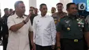 Heru Budi Hartono yang mengenakan kemeja berwarna putih tiba bersama Ketua DPRD DKI Jakarta Prasetyo Edi Marsudi. (Liputan6.com/Herman Zakharia)