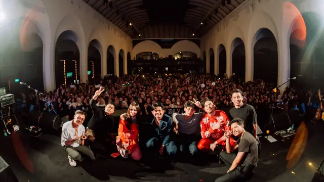 Juicy Luicy dan Adrian Khalif tampil dalam konser Untuk Korban Sakit Hati.