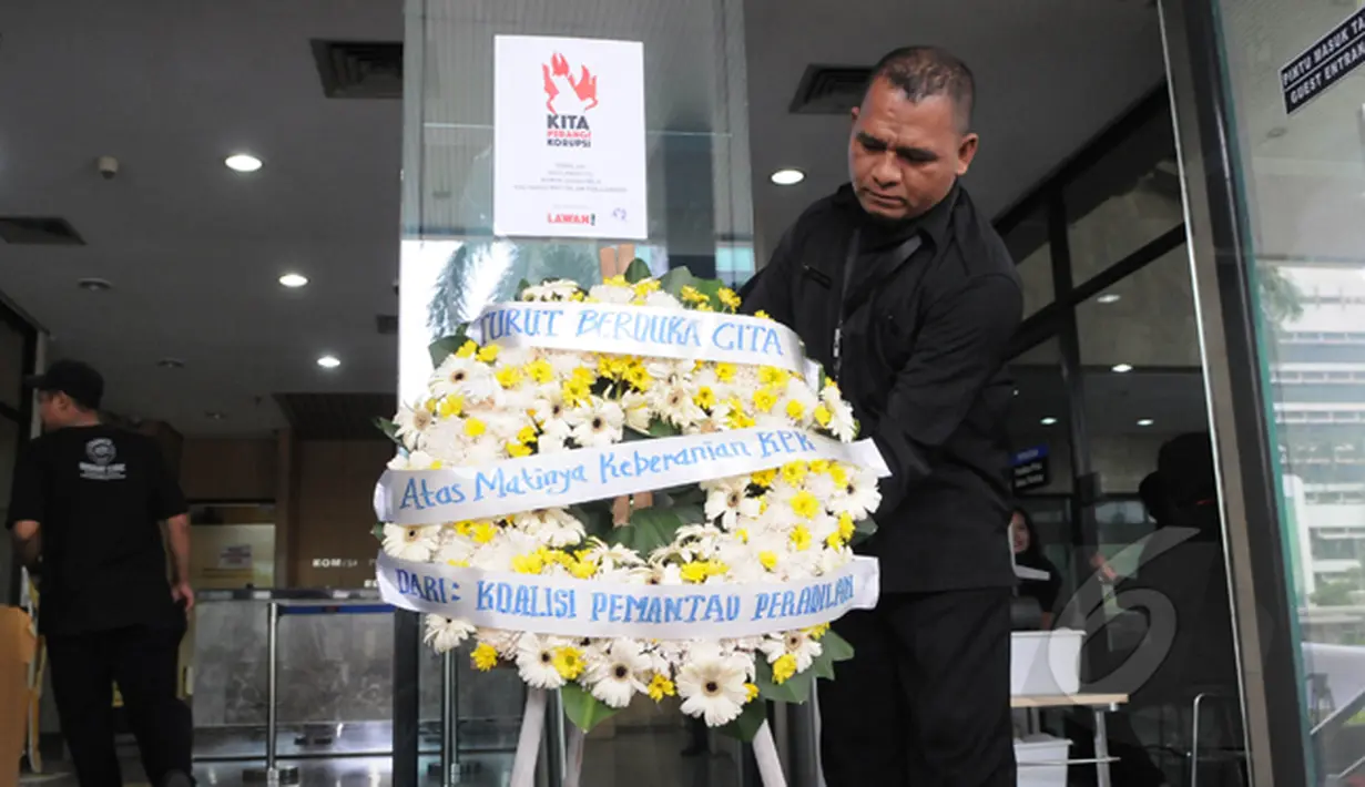 Sebuah karangan bunga terpajang di depan Gedung KPK, Jakarta, Selasa (3/3/2015). Pegiat antikorupsi mengirimkan karangan bunga duka cita atas matinya keberanian KPK. (Liputan6.com/Herman Zakharia)