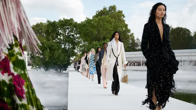 Dior Summer 2027 Hadirkan Busana Ringan dengan Permainan Transparansi dan Siluet Romantis