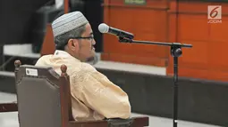 Jon Riah Ukur atau Jonru Ginting menjalani sidang pembacaan vonis di Pengadilan Negeri Jakarta Timur, Jumat (3/2). Jonru divonis 1 tahun enam bulan penjara karena terbukti bersalah menyebarkan ujaran kebencian lewat Facebook (Liputan6.com/Herman Zakharia)