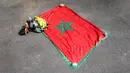 <p>Bendera Maroko dibentangkan oleh Mohammad Aziz Mrabat saat menunggu kedatangan bus Timnas Maroko U-17 menjelang laga kedua Grup A Piala Dunia U-17 2023 melawan Timnas Ekuador U-17 di Stadion Gelora Bung Tomo (GBT), Surabaya, Senin (14/11/2023). (Bola.com/Bagaskara Lazuardi)</p>