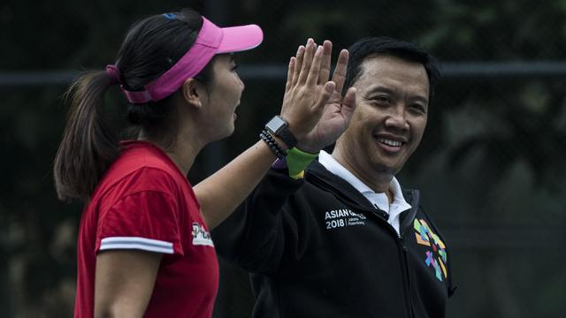 FOTO: Menpora Adu Kebolehan dengan Atlet Pelatnas Tenis Asian Games