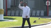 Sekjen Partai Nasdem Johnny G Plate  tiba di Kompleks Istana Kepresidenan di Jakarta, Selasa (22/10/2019). Mengenakan kemeja putih sama dengan tokoh lain yang sebelumnya hadir. Johnny tak berkomentar banyak dan langsung masuk ke Istana untuk bertemu Jokowi. (Liputan6.com/Angga Yuniar)