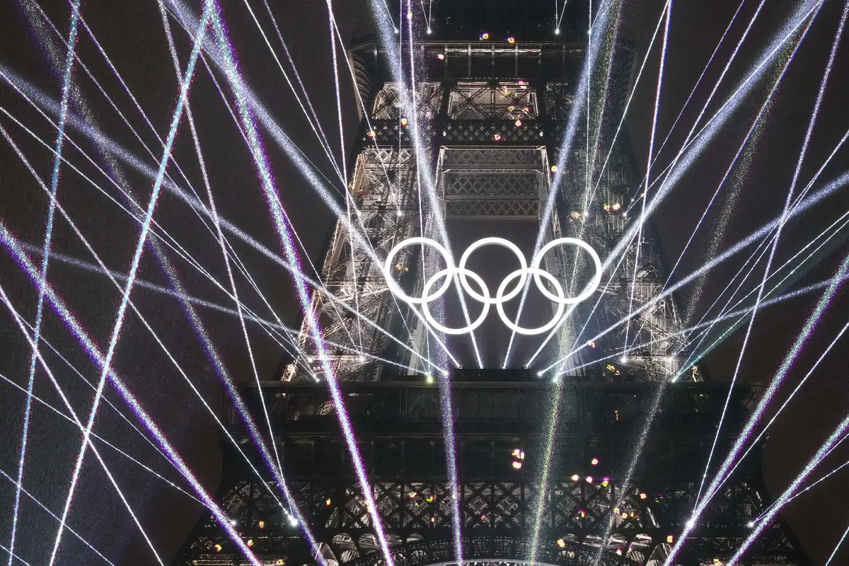 Foto: Meriahnya Acara Pembukaan Olimpiade Paris 2024, Menara Eiffel Bermandikan Cahaya