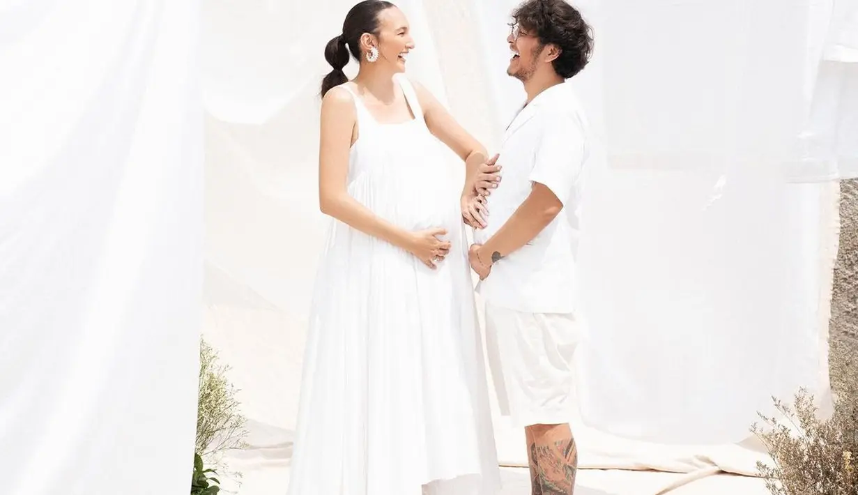 Penampilannya bisa menjadi inspirasi untuk para calon mama yang ingin tetap terlihat santun saat maternity shoot. [@nadinelist]
