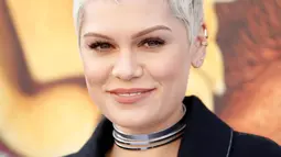 Penyanyi Jessie J tersenyum saat menghadiri pemutaran perdana film Ice Age: Collision Course di Fox Studios Lot, Los Angeles, AS, (16/7).  Jessie J mengisi suara untuk karakter binatang bernama Brooke. (REUTERS / Danny Moloshok)
