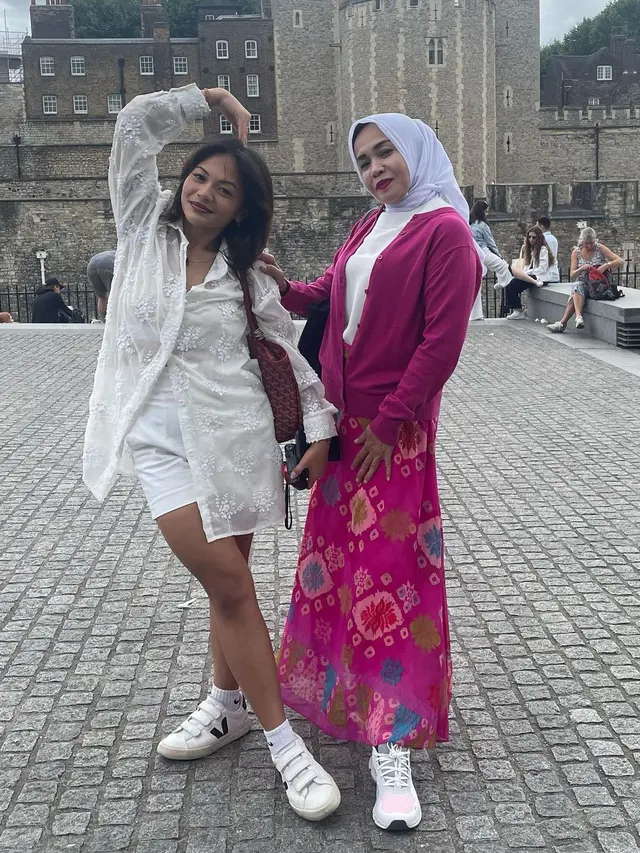 OOTD Amel Carla dan Mama Oktarina yang serasi (Instagram/ oktarina28)
